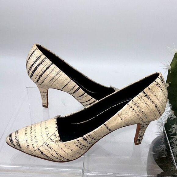 Theory Leather City Pump Pointed Toe Kitten Heel Cream Black‎ 37/6.5 - Picture 1 of 14